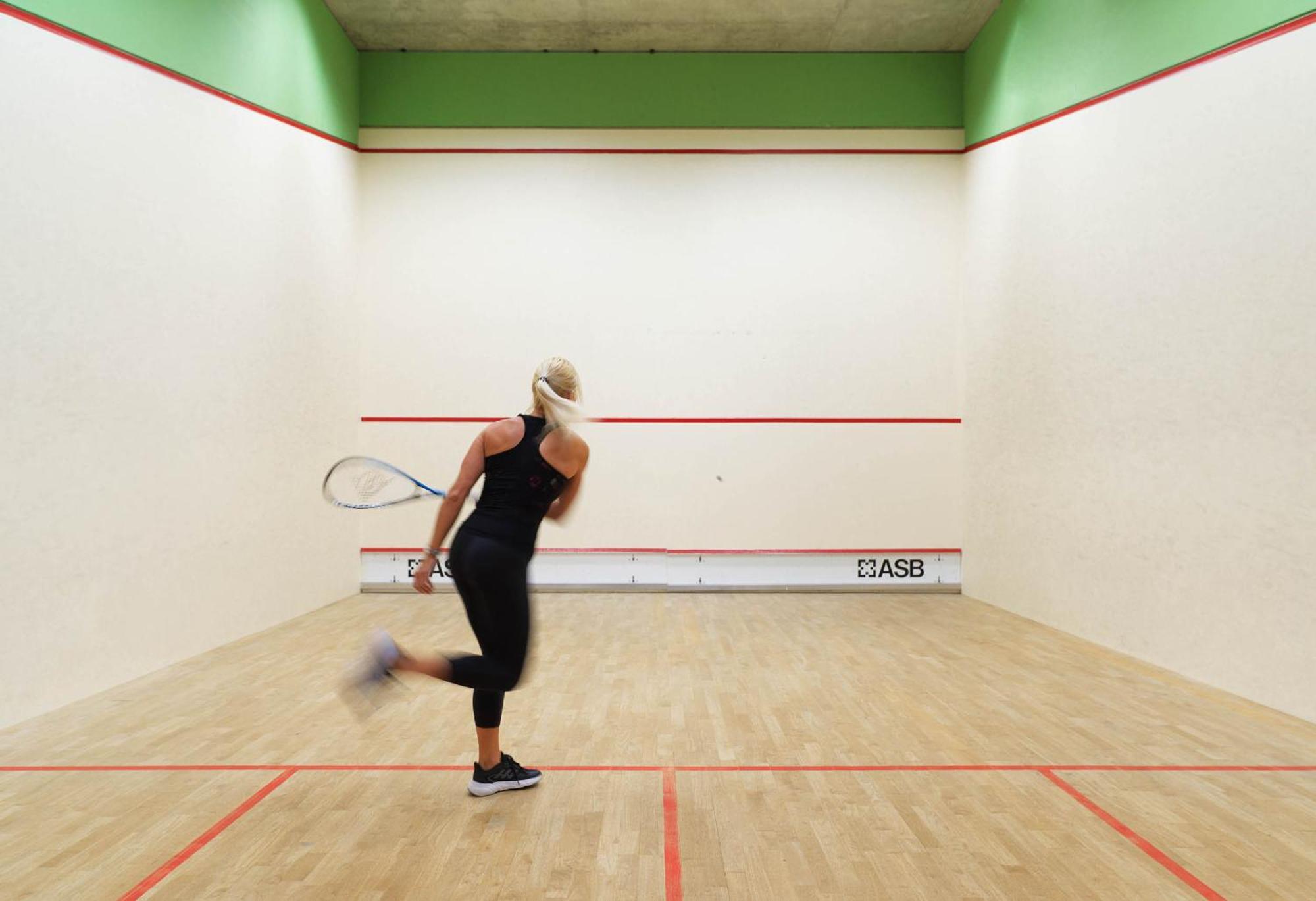 Columbia Beach Resort Pissoúri Eksteriør bilde Squash player preparing to hit a backhand