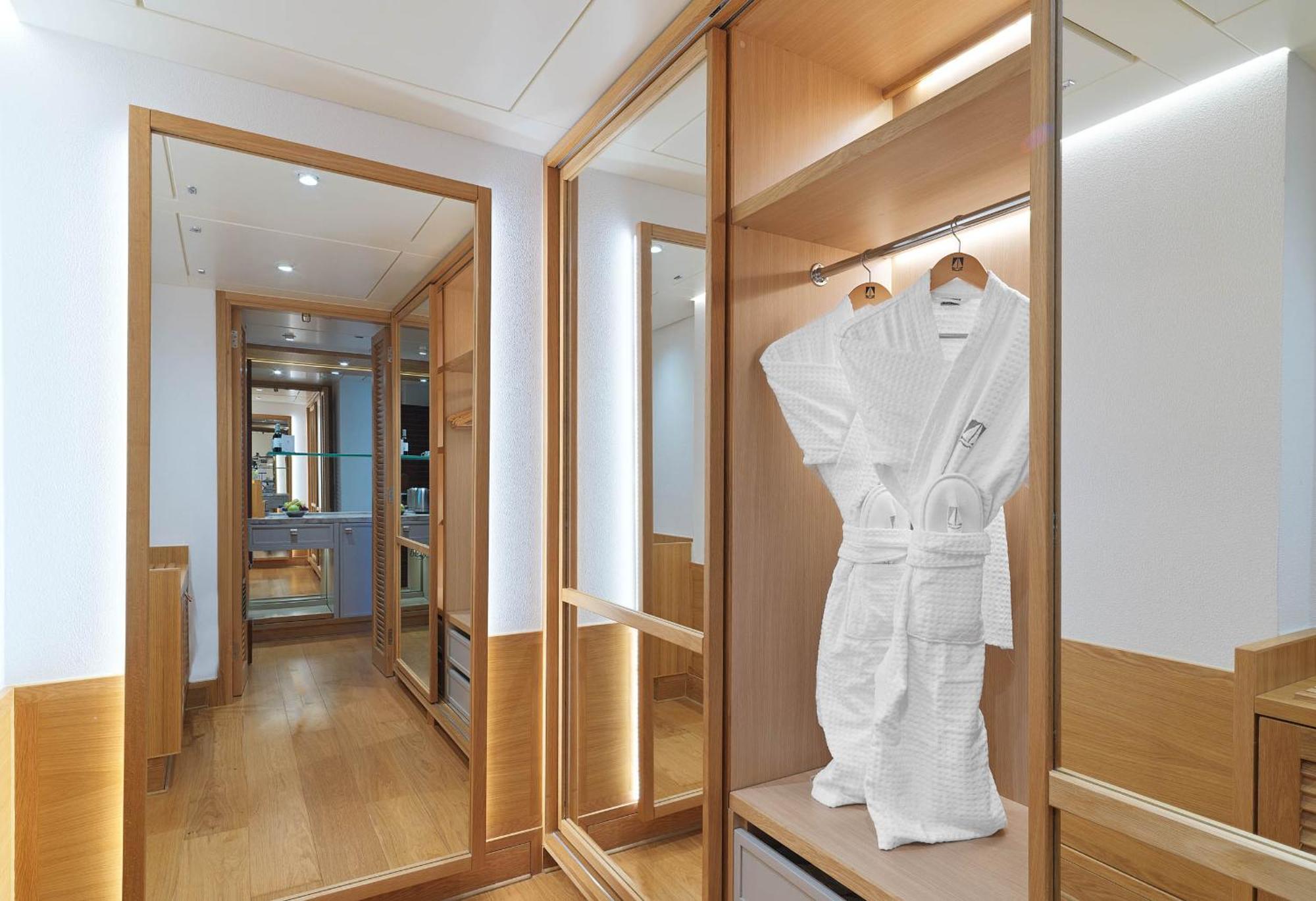Columbia Beach Resort Pissoúri Eksteriør bilde A bathrobe hanging on a hanger