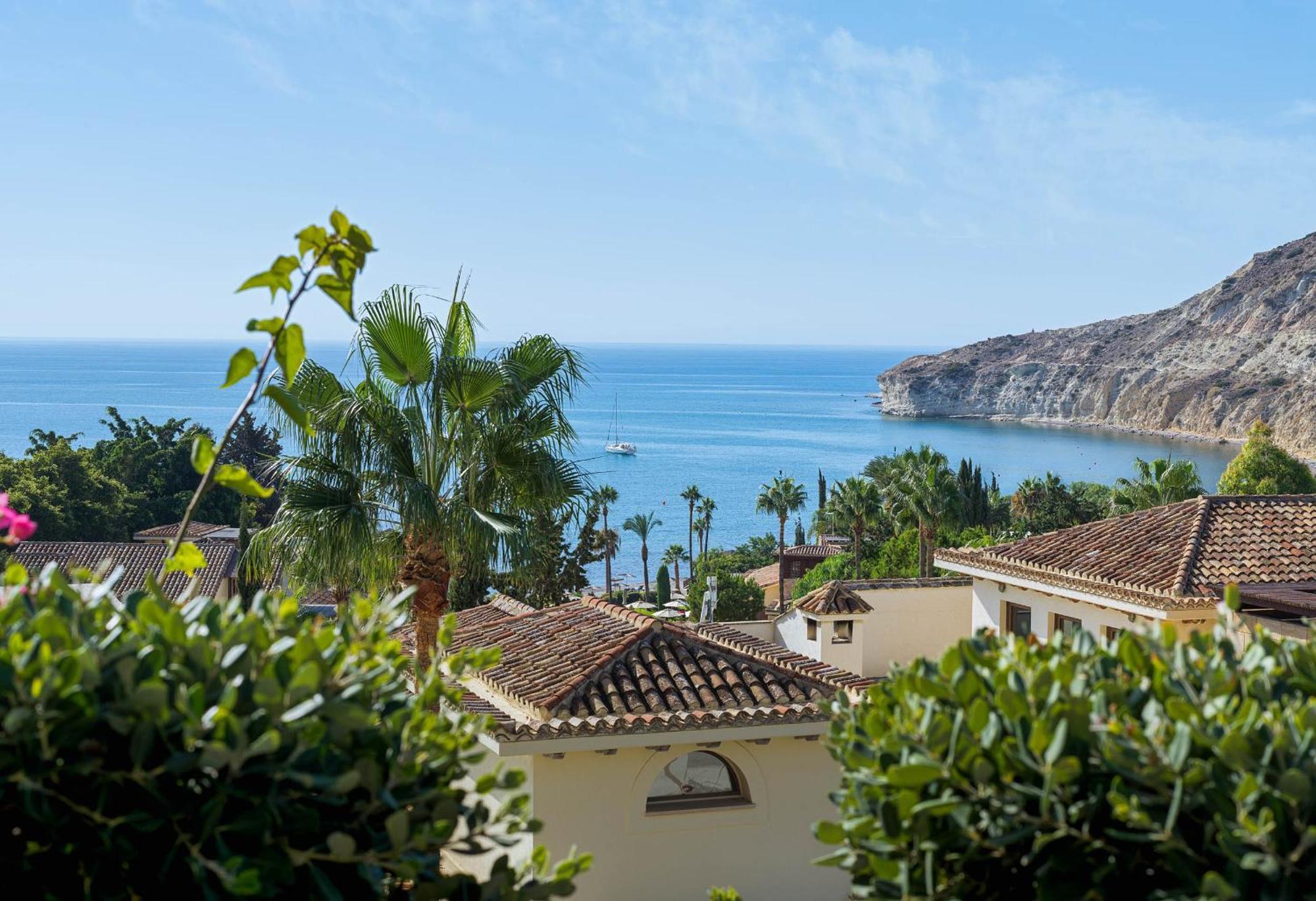 Columbia Beach Resort Pissoúri Eksteriør bilde View of the coast of Benalup-Cañada